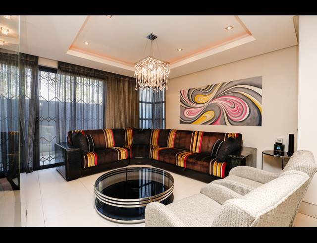 4 BEDROOM TOWNHOUSE FOR SALE IN ESSENWOOD